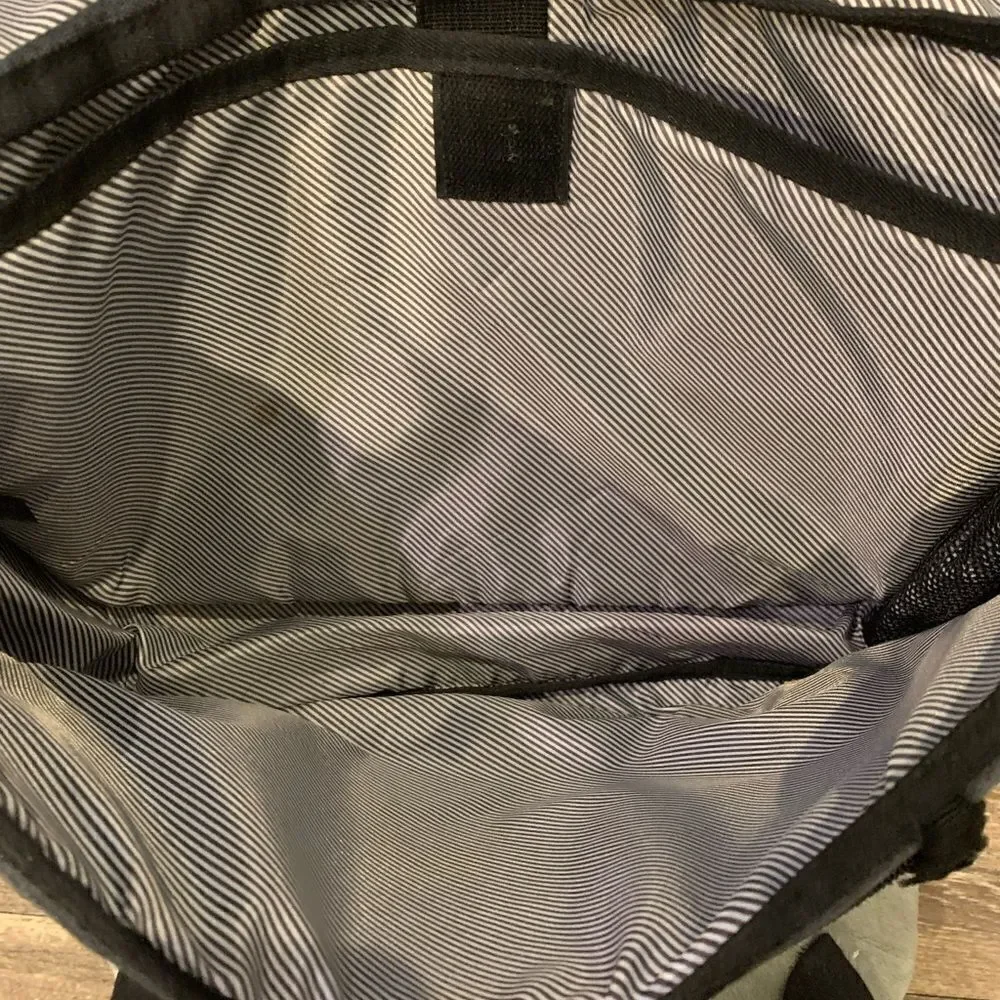 Swiss Gear Messenger / Laptop Bag. Adjustable strap Shoulder Pad